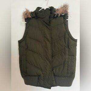 Gap puffer vest with fur trim hood (removable). Size small. Forest green.